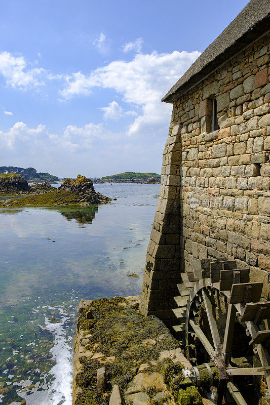 潮汐水磨在Bréhat岛在Côtes d'Armor在法国布列塔尼在夏天